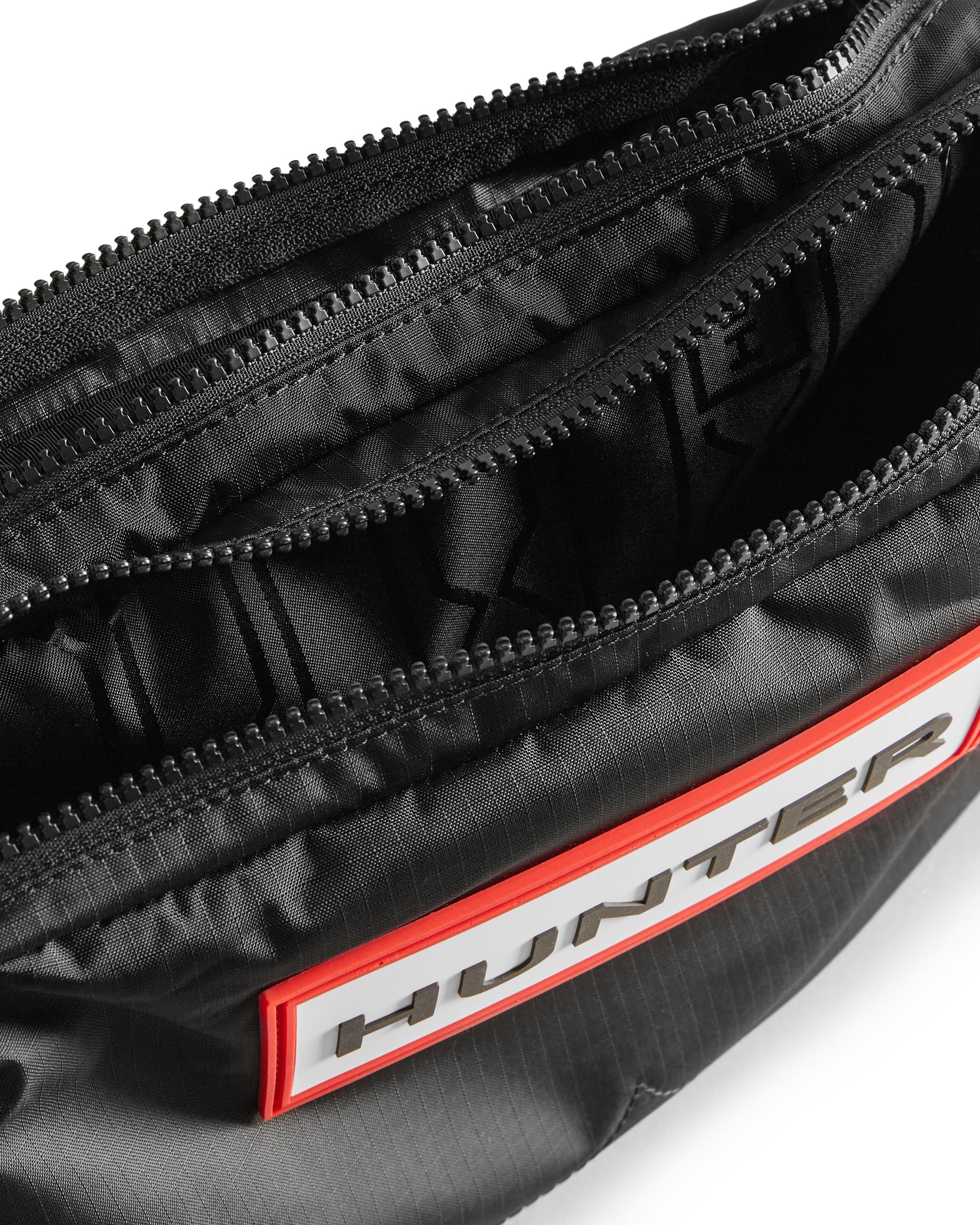 トラベル リップストップ リサイクル ナイロン サコッシュ - ブラック/レッド ボックス ロゴ