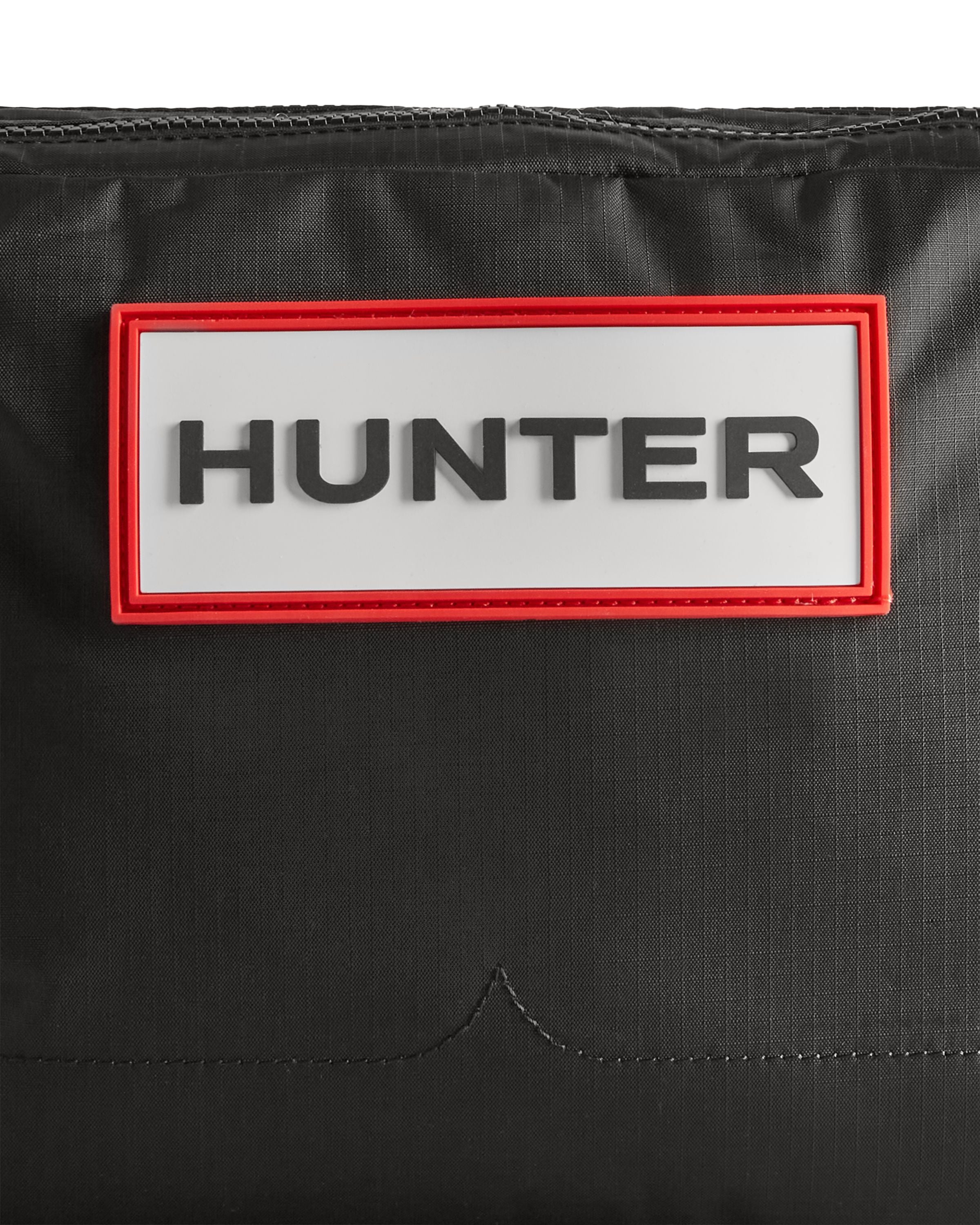 トラベル リップストップ リサイクル ナイロン サコッシュ - ブラック/レッド ボックス ロゴ