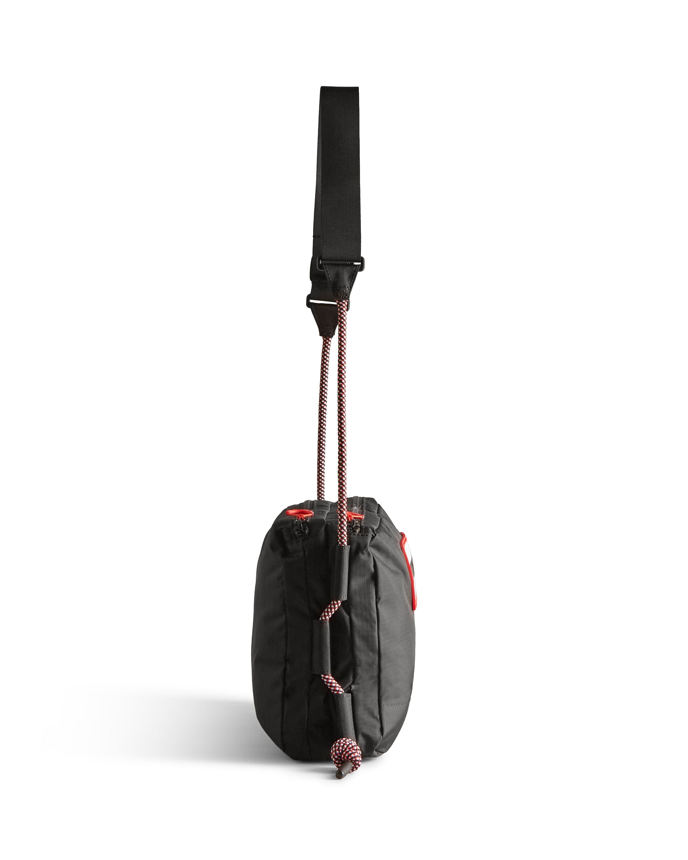 トラベル リップストップ リサイクル ナイロン サコッシュ - ブラック/レッド ボックス ロゴ