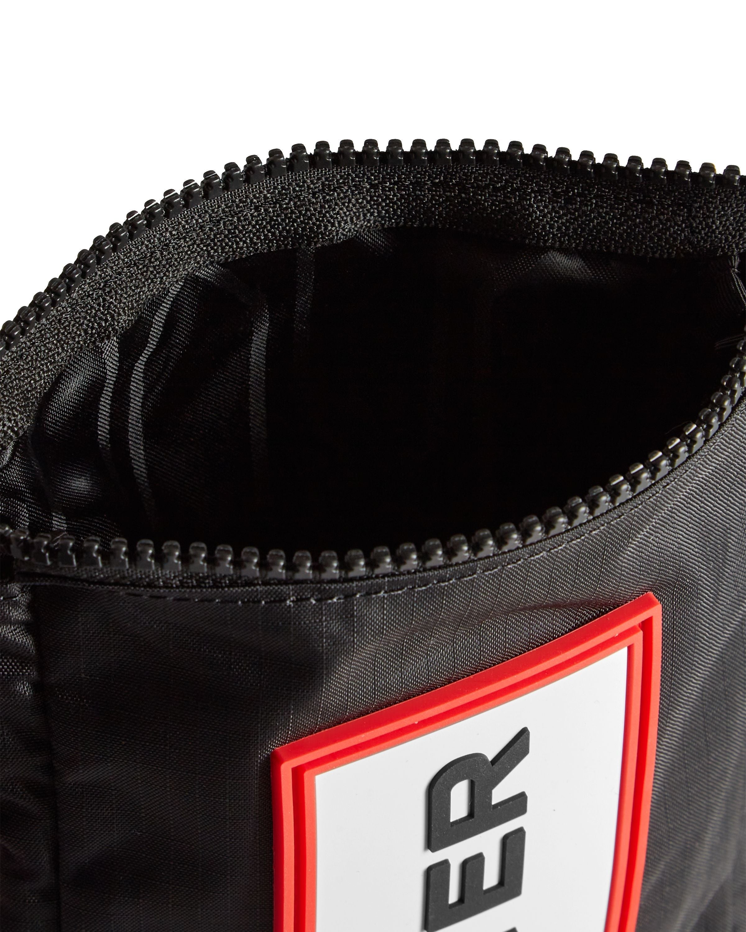 トラベル リップストップ リサイクル ナイロン フォンポーチ - ブラック/レッド ボックス ロゴ