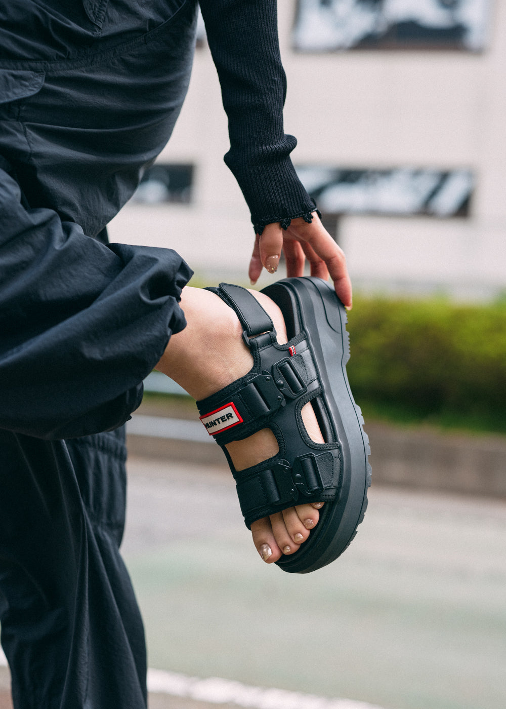 ユニセックス シティ リベル ネオ レザー バックル サンダル - ブラック