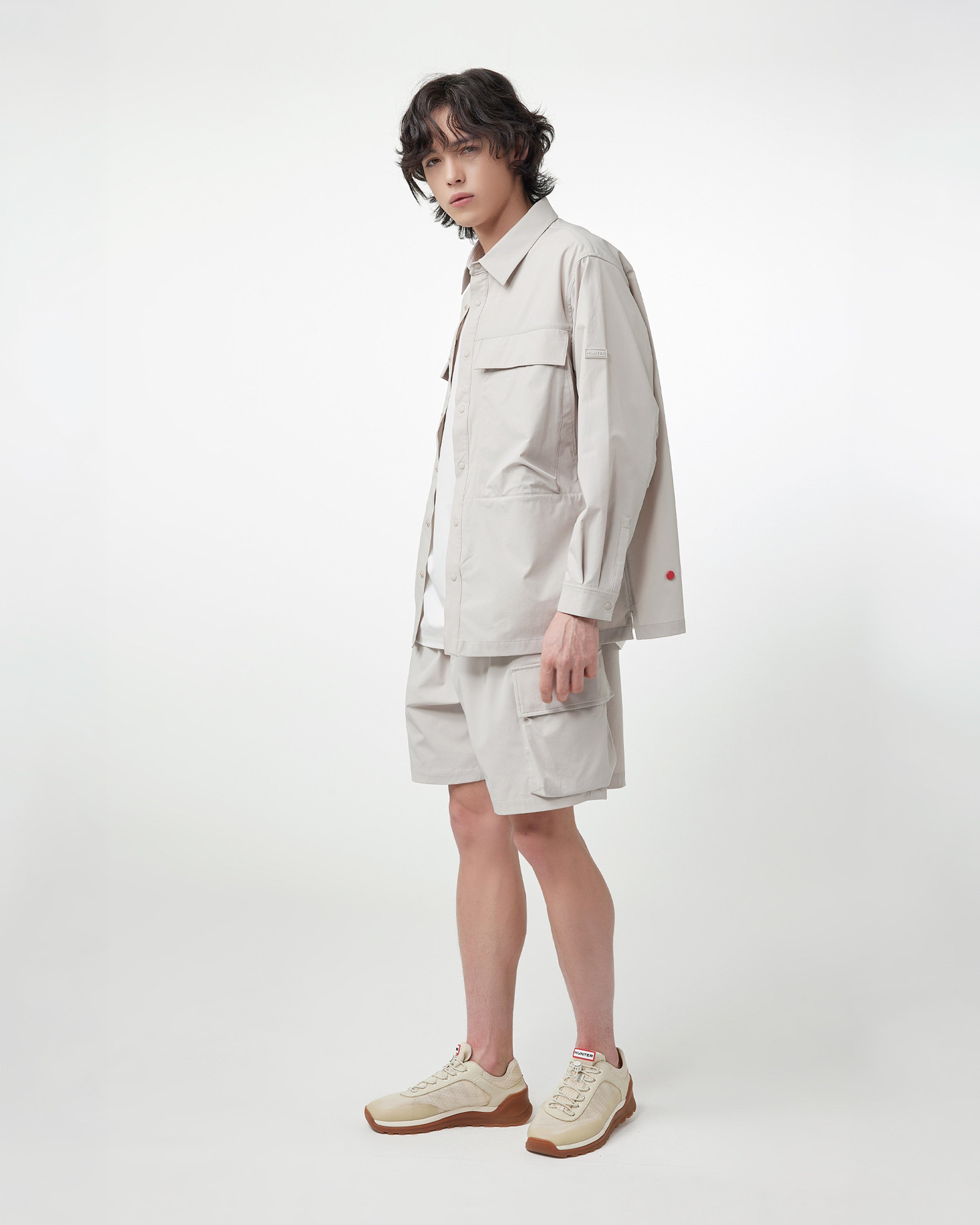 メンズ トラベル スニーカー - シェイディッド ホワイト/ ソフトサンド / ガム