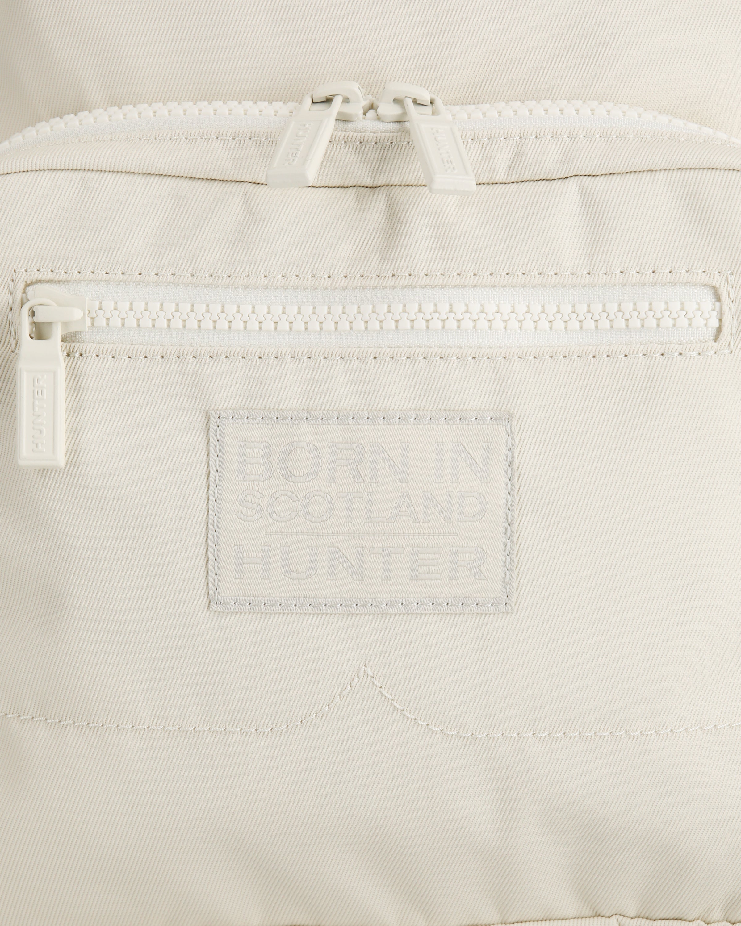 ナイロン パイオニア ミディアム トップクリップ バックパック ボーン イン スコットランド - ソフトサンド / シャイデッドホワイト