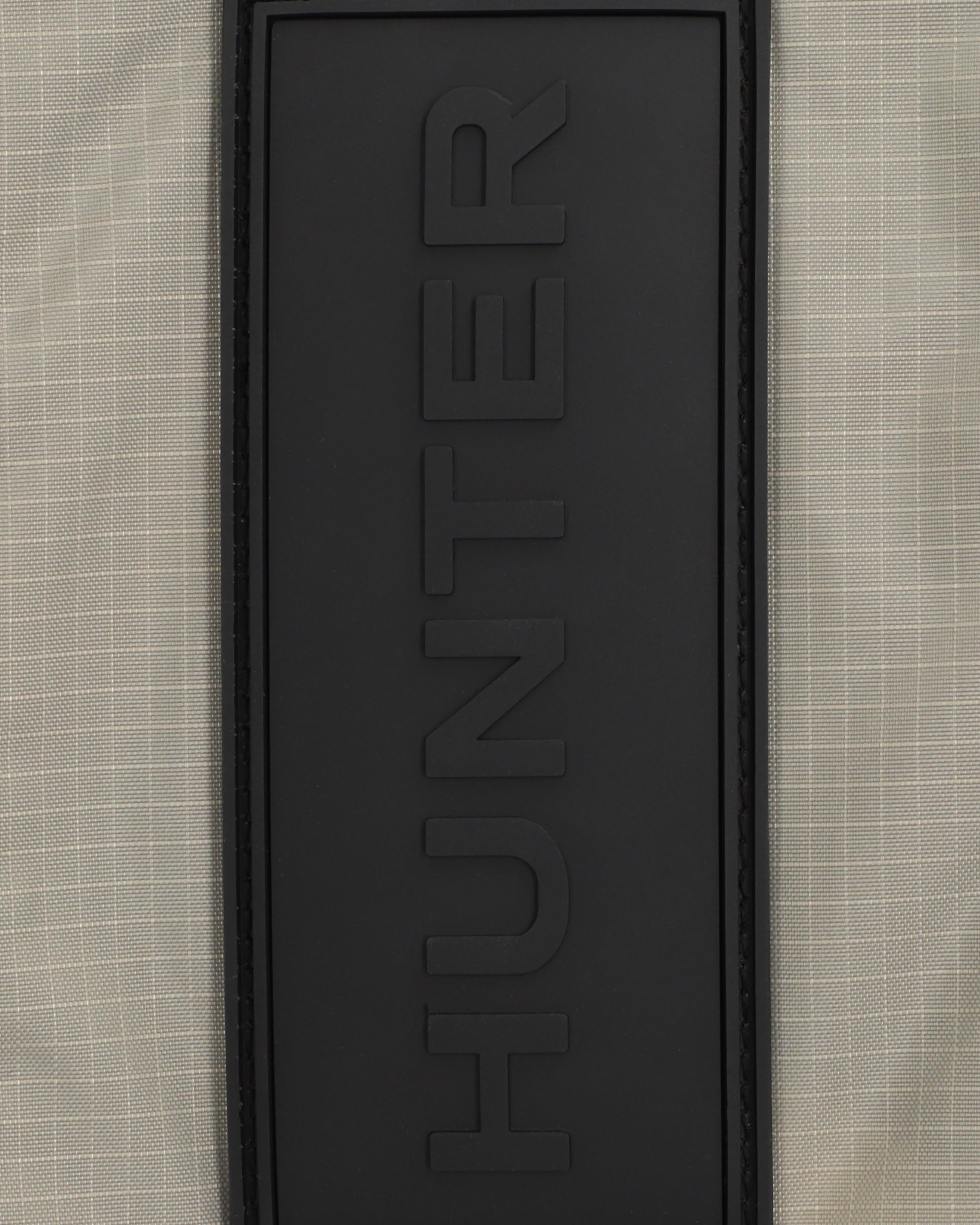 トラベル リップストップ リサイクル ナイロン フォンポーチ - ブラック / エナジークレイ