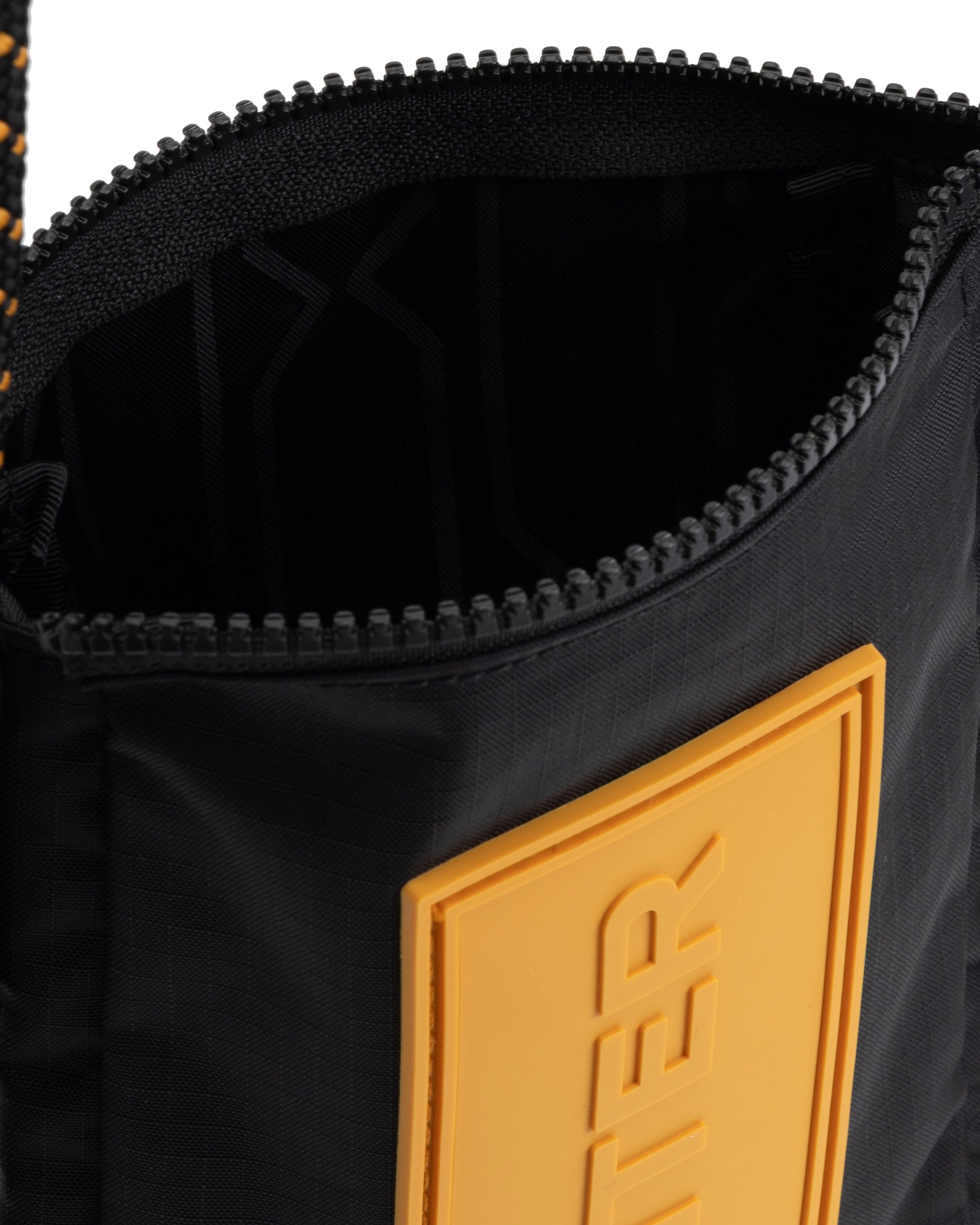 トラベル リップストップ リサイクル ナイロン フォンポーチ - ブラック / リッチオーカー