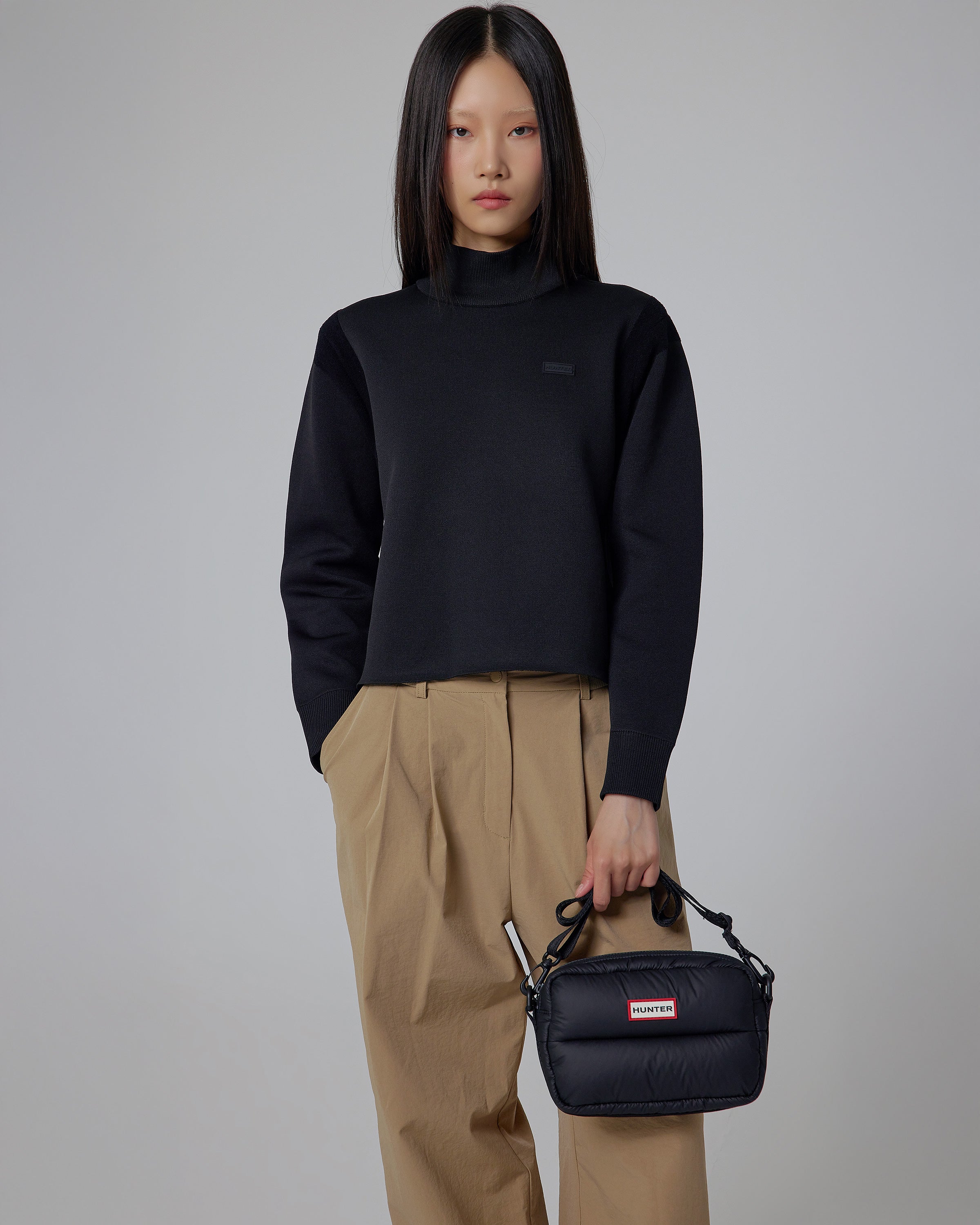 イントレピッド エクストラ パフド クロスボディ - ブラック