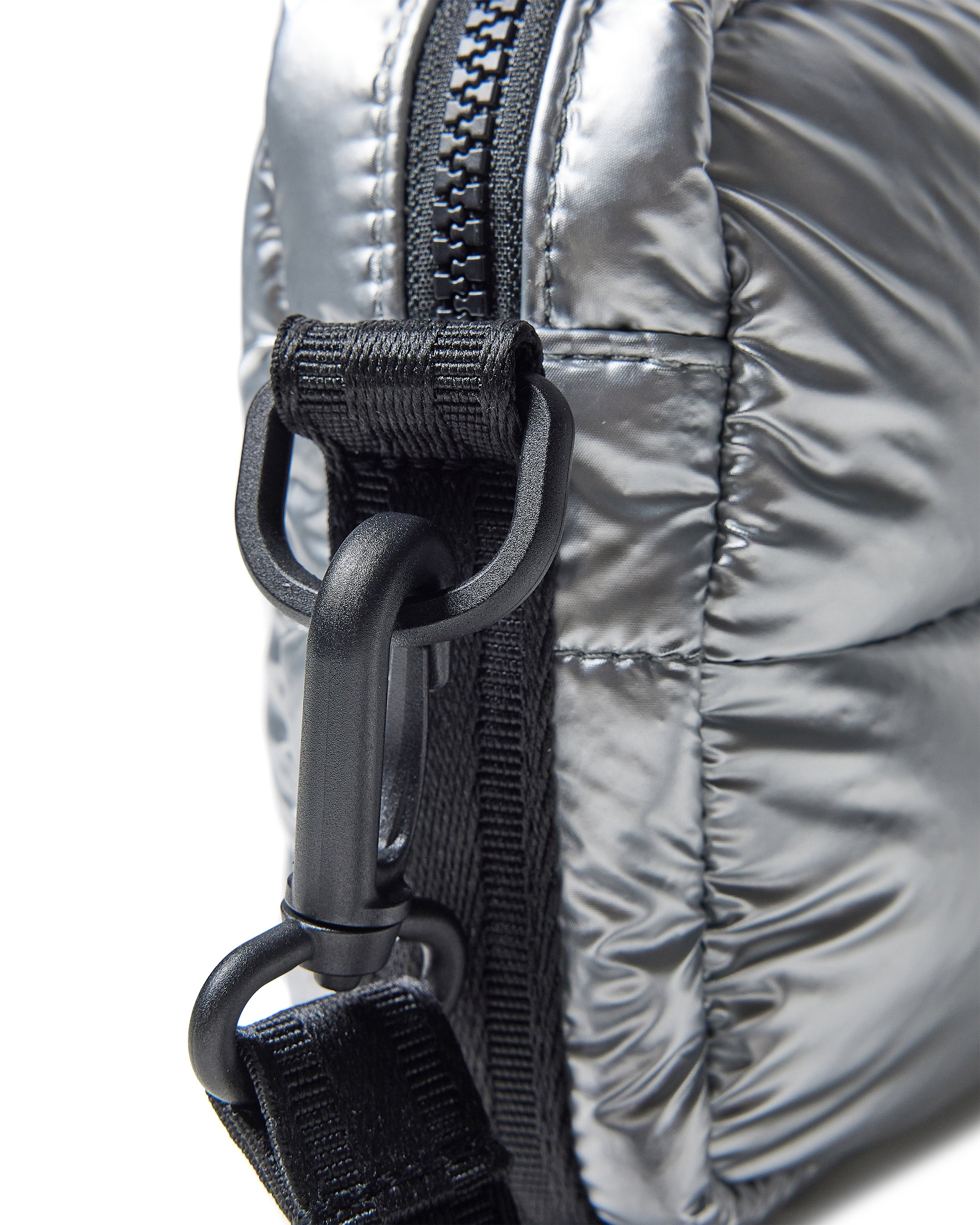 イントレピッド エクストラ パフド クロスボディ - シルバー ホイル