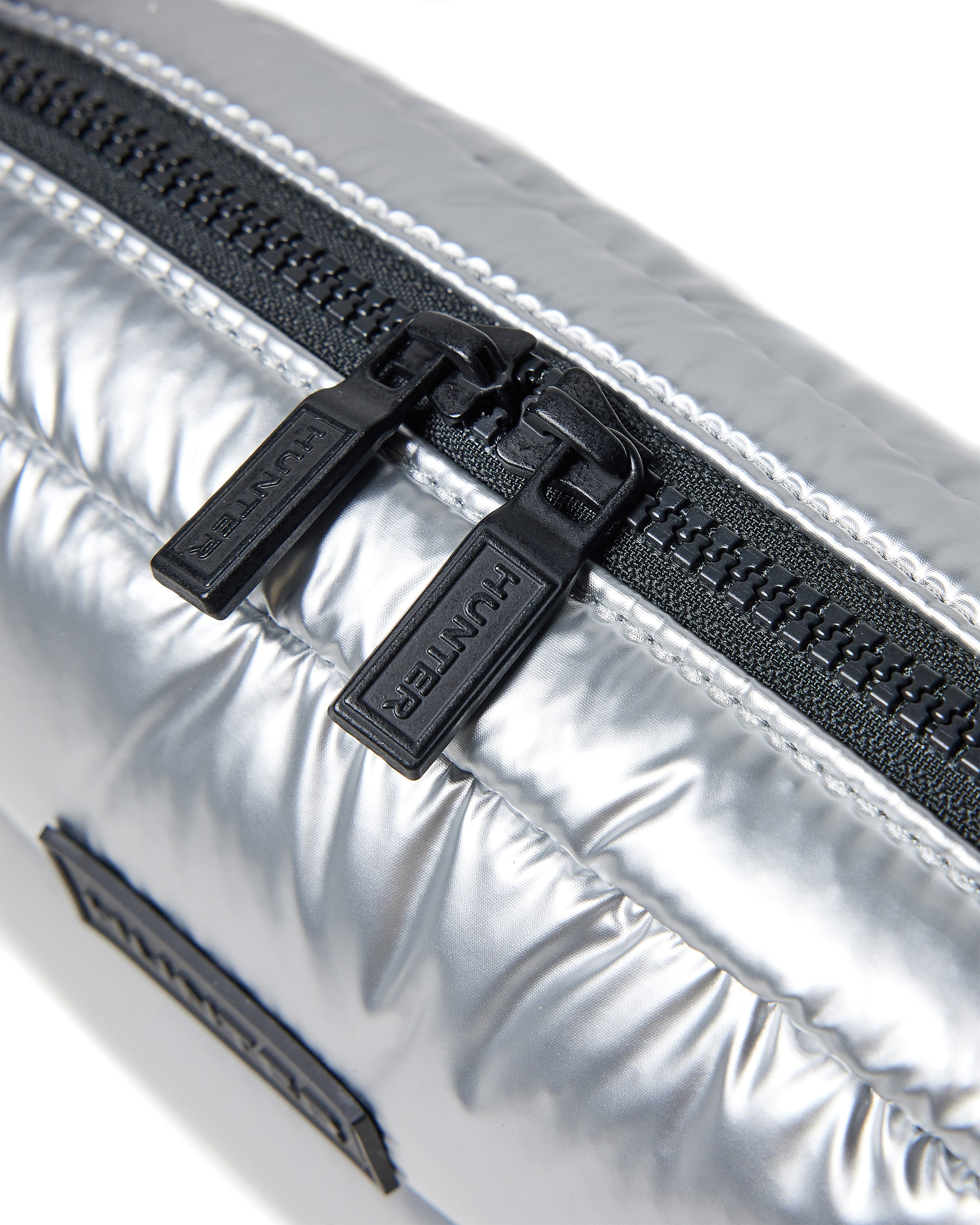 イントレピッド エクストラ パフド クロスボディ - シルバー ホイル