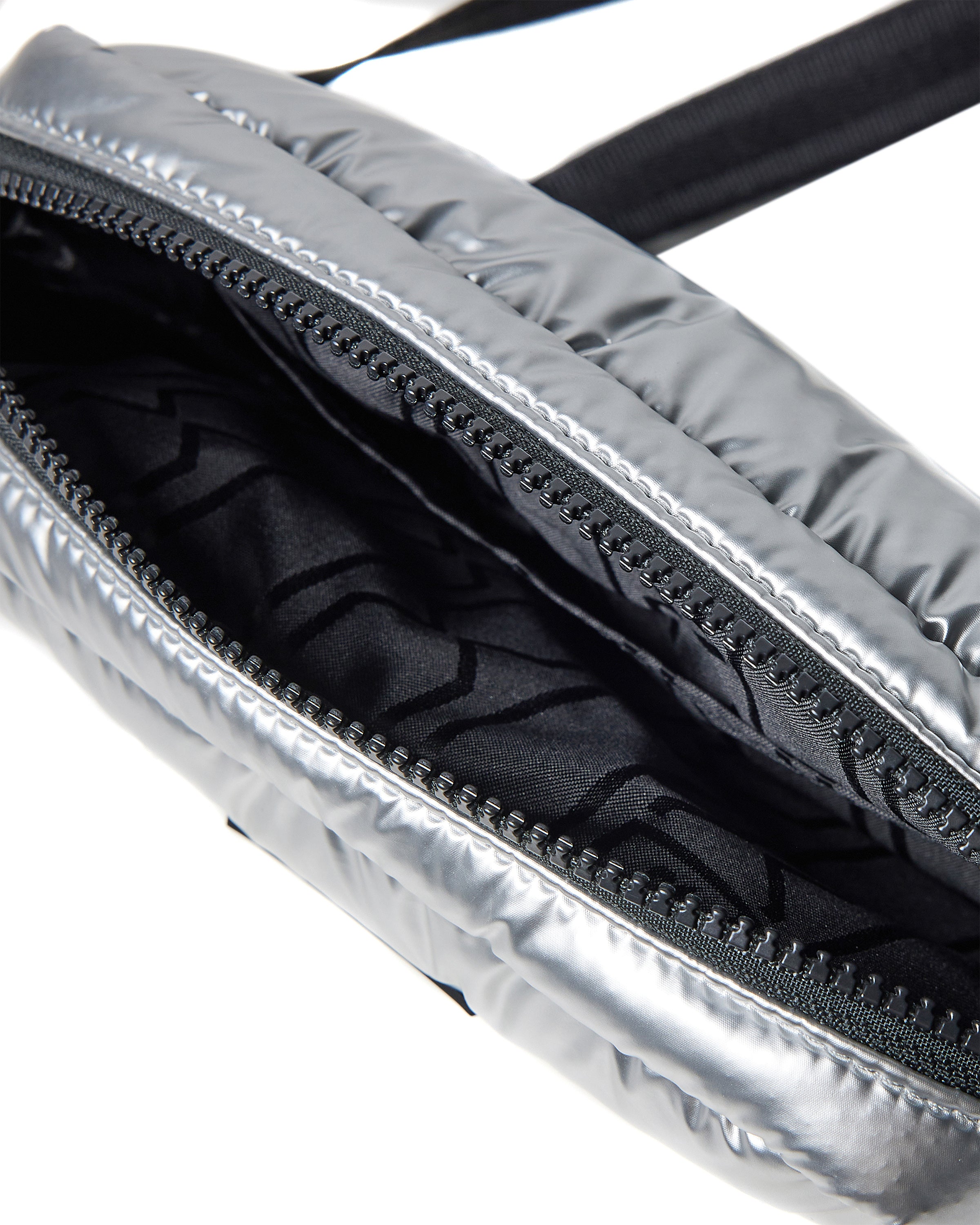 イントレピッド エクストラ パフド クロスボディ - シルバー ホイル