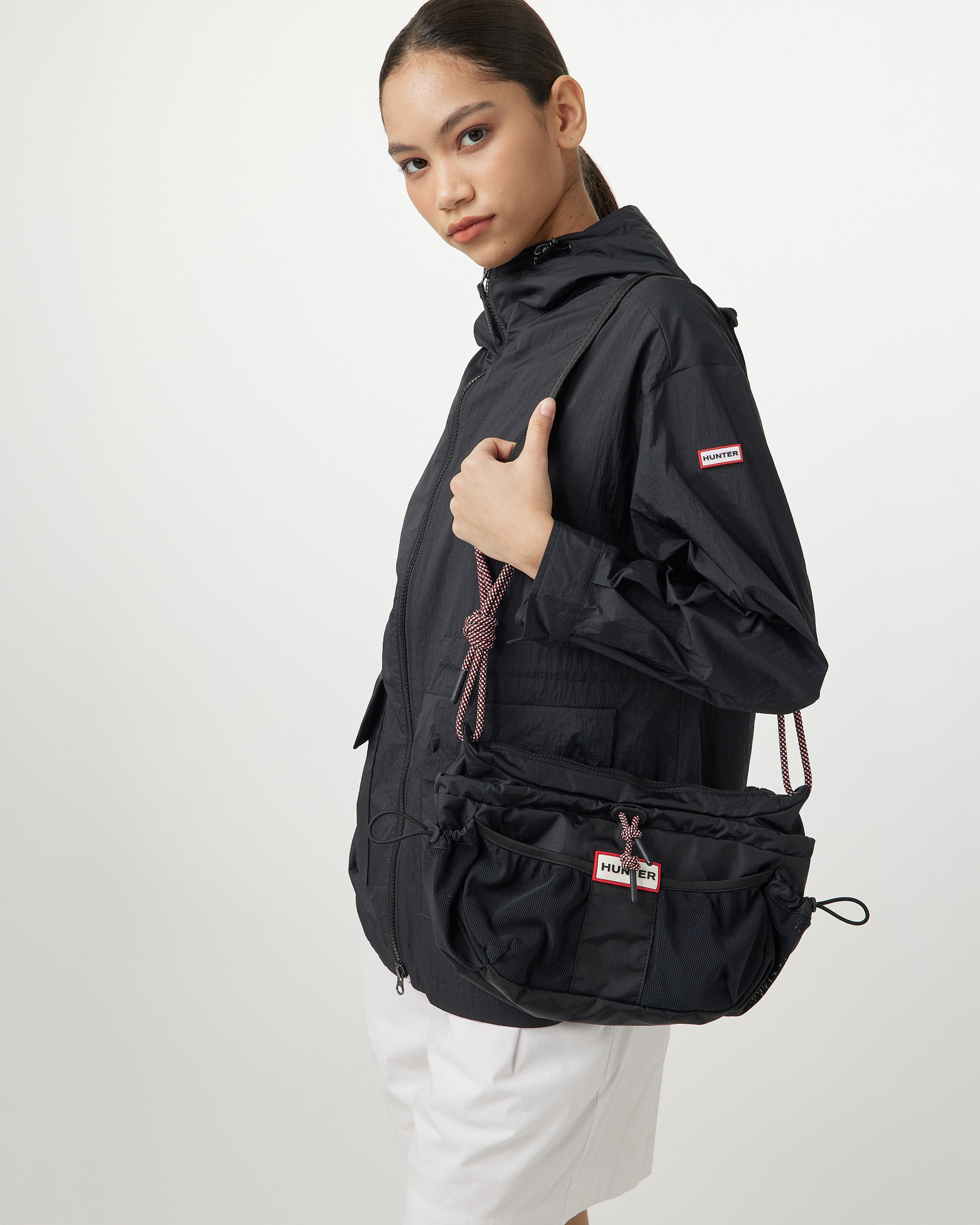 トラベル クロスボディ - ブラック / レッドボックスロゴ