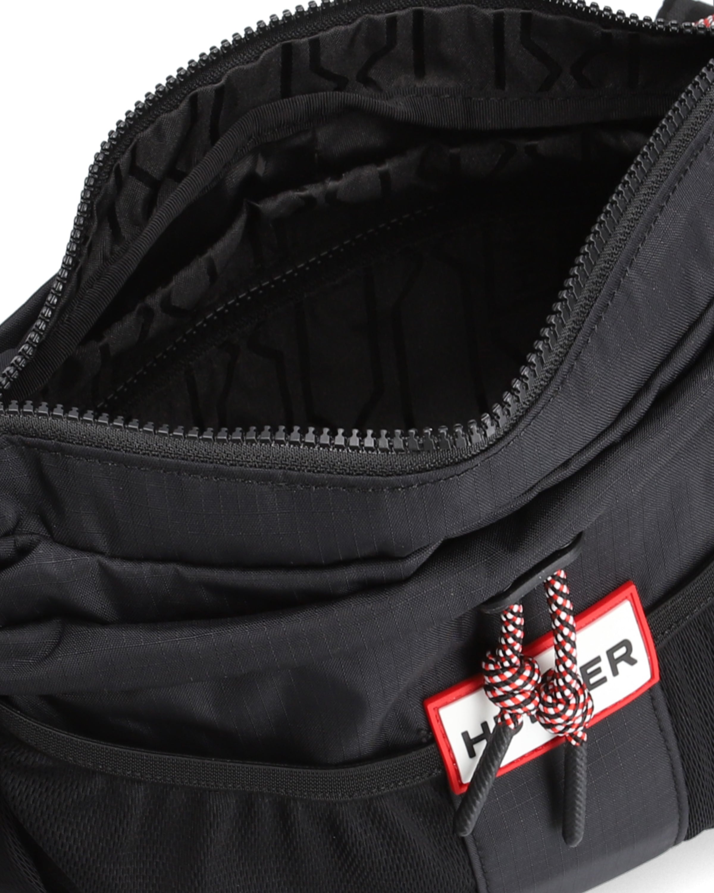 トラベル クロスボディ - ブラック / レッドボックスロゴ