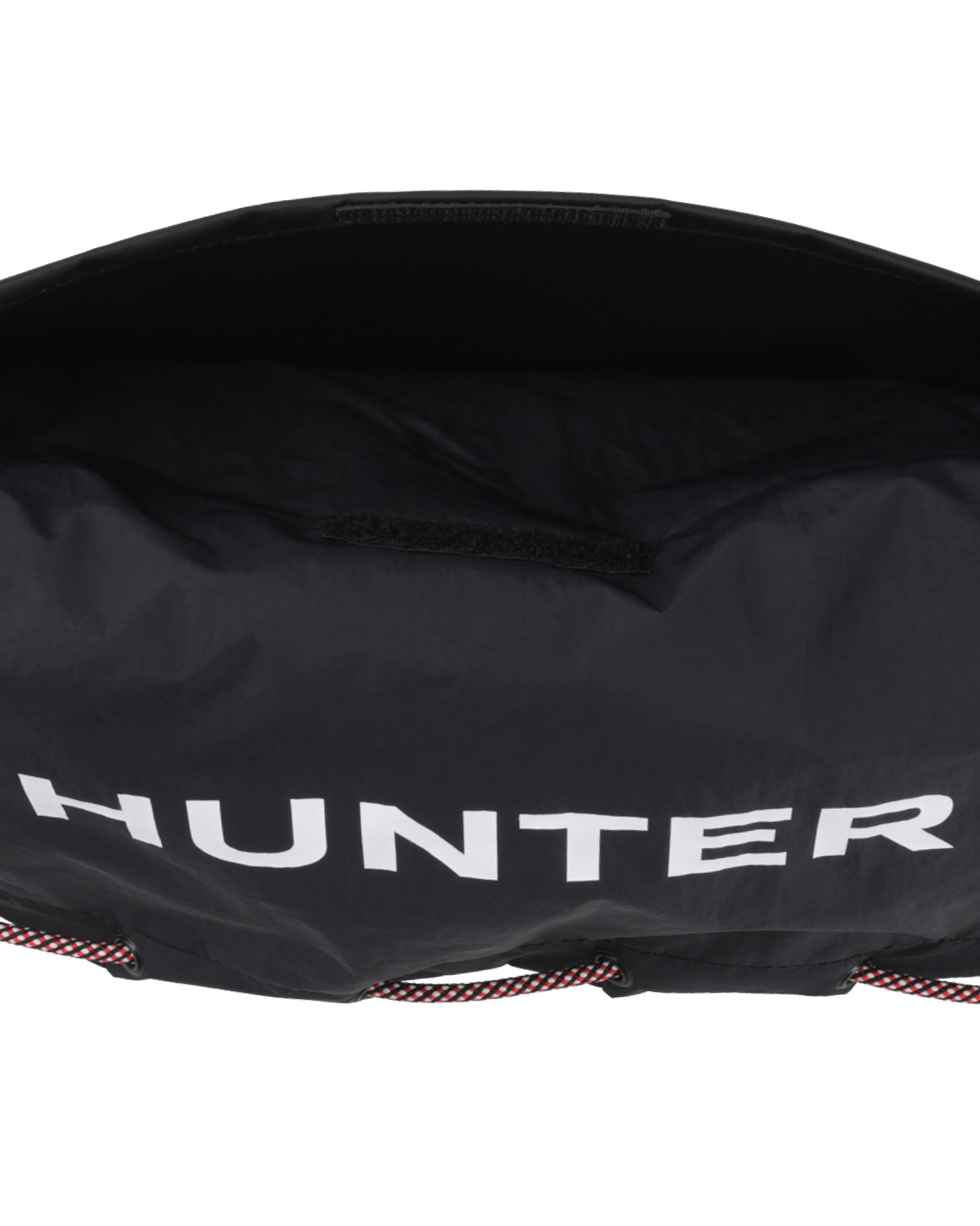 トラベル マルチファンクション サコッシュ - ブラック / レッドボックスロゴ