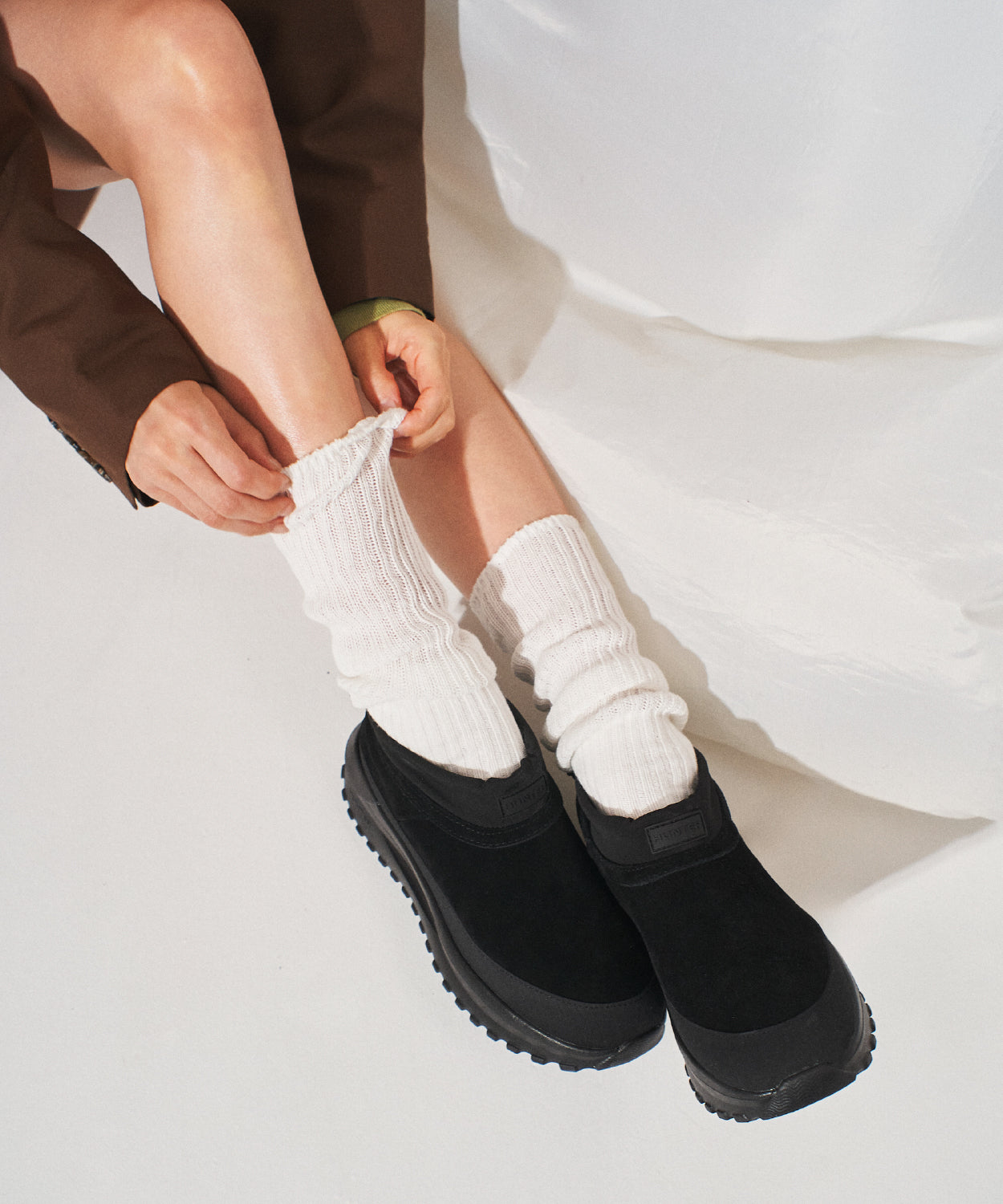 ユニセックス トラベル フロー スエード トレーナー - ブラック