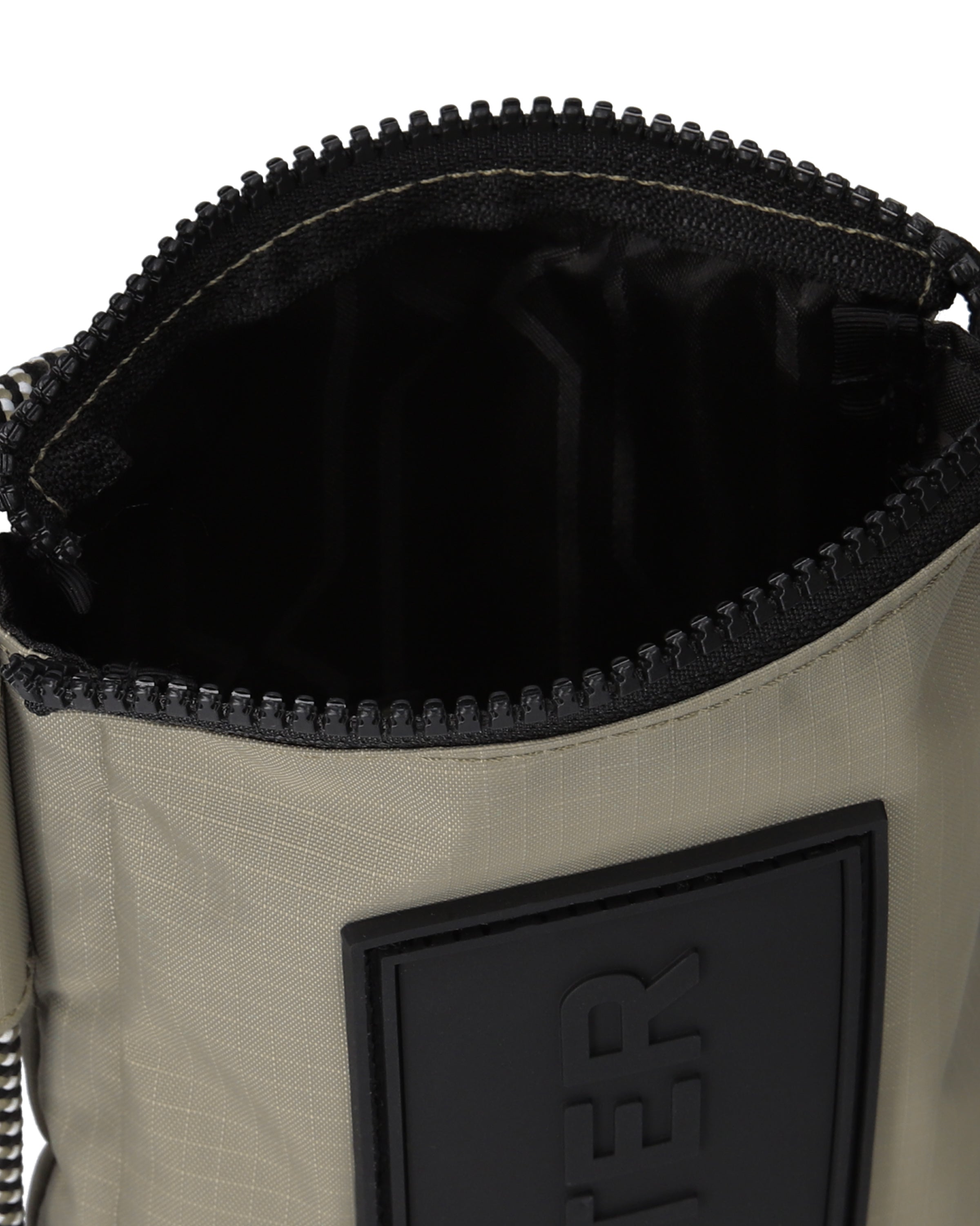 トラベル リップストップ リサイクル ナイロン フォンポーチ - ブラック / エナジークレイ