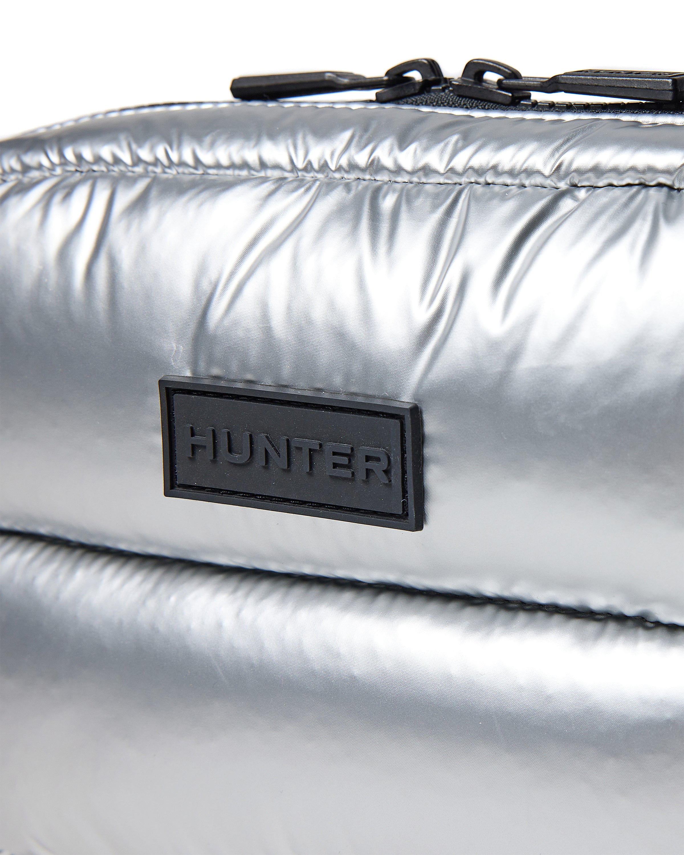 イントレピッド エクストラ パフド クロスボディ - シルバー ホイル