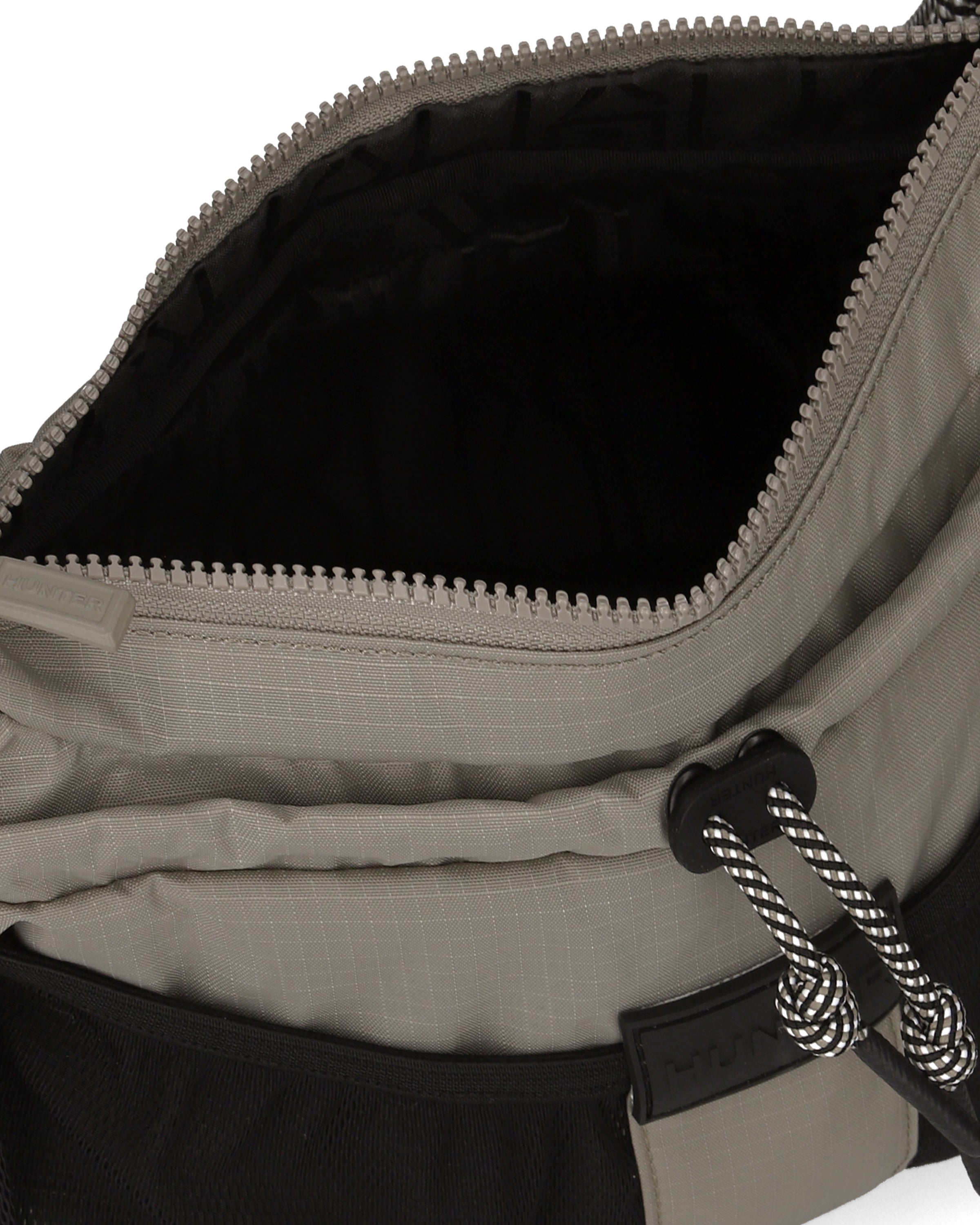 トラベル クロスボディ - ブラック / エナジークレイ