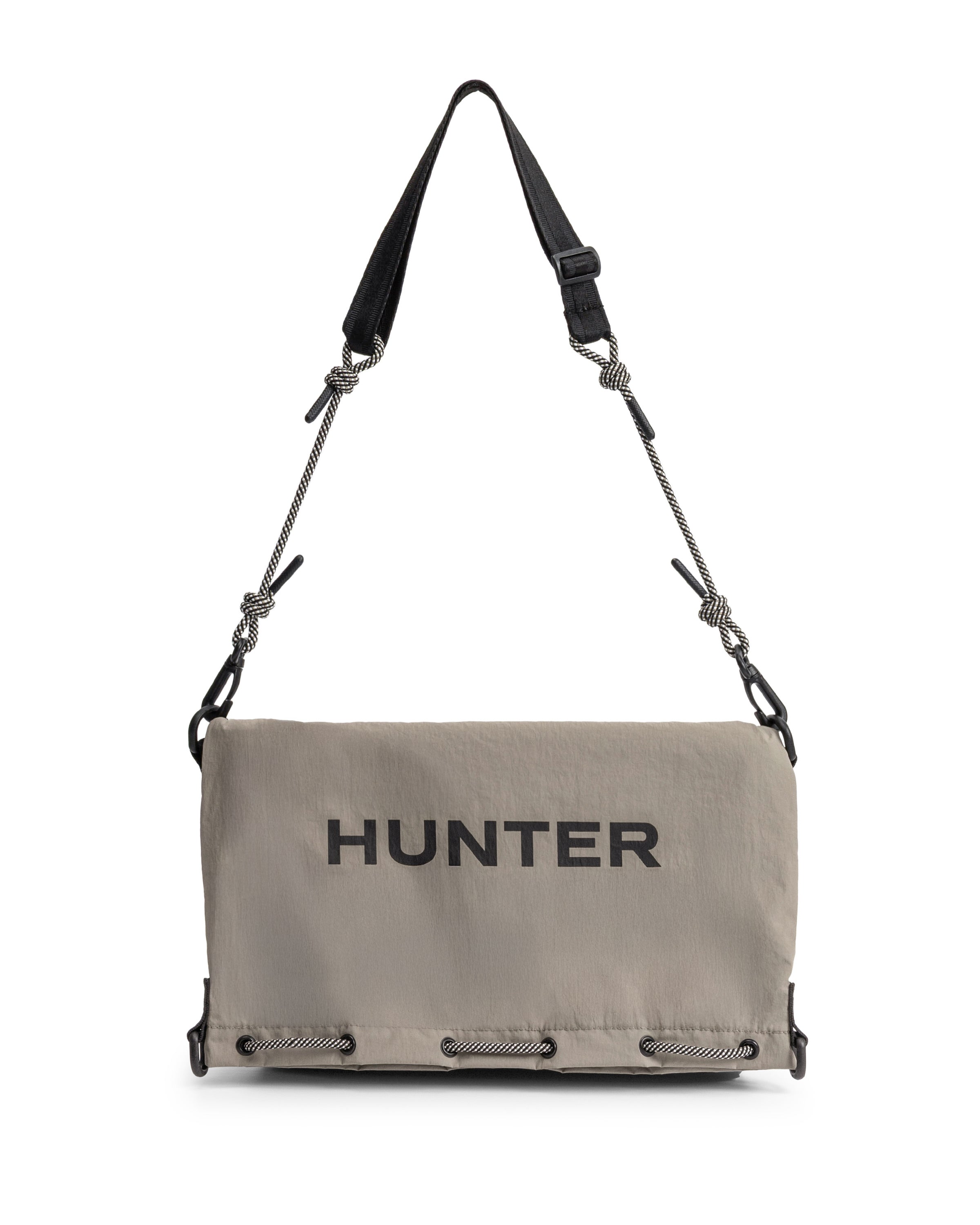 トラベル マルチファンクション サコッシュ - ブラック / エナジークレイ