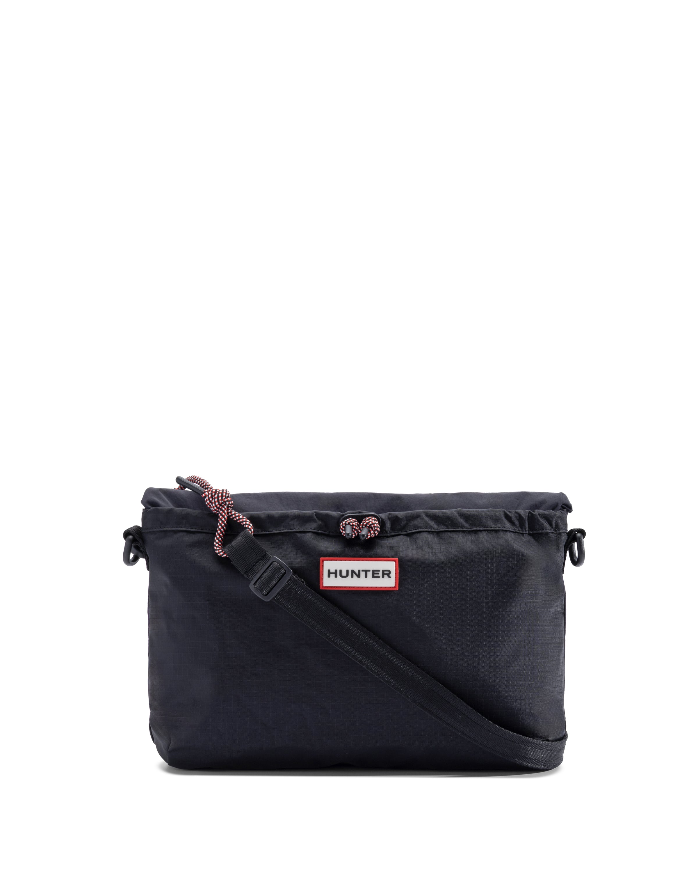 トラベル マルチファンクション サコッシュ - ブラック / レッドボックスロゴ